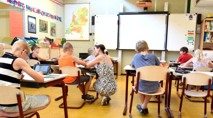 KF Luleå har demokratin i egna händer bild på skolbarn med en skoluppgift