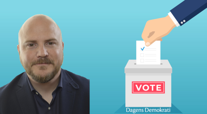 Sundin (L): Låt medlemmarna rösta om januariavtalet Bild på Mathias Sundin, Liberalerna med ljusblå bakgrund och en rösturna