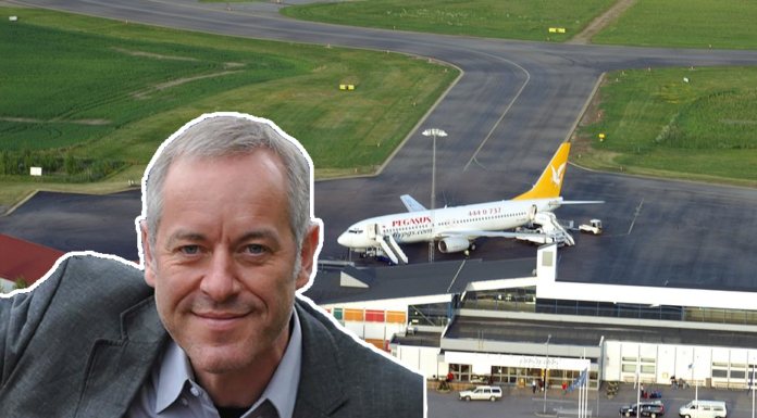 Bruno Kaufmann: Västerås är en demokratisk förebild för hela Sverige Bruno inklistrad framför en flygplats